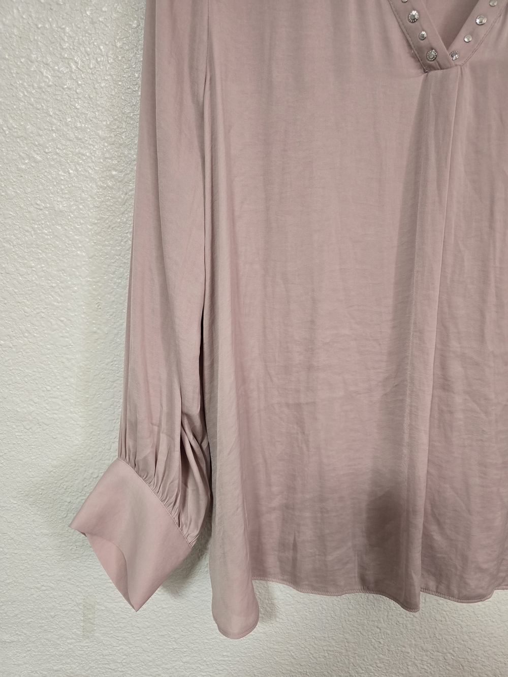 Carmen Marc Valvo Pale Pink V-Neck Blouse with Gem Trim - Picture 4 of 13